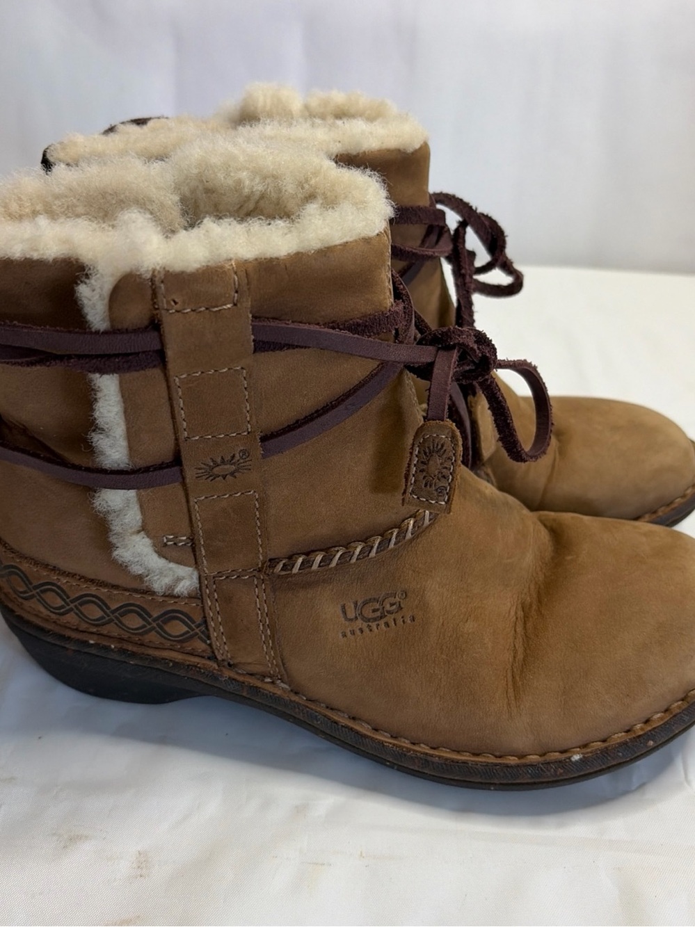 UGG AUSTRALIA 5136 Cove Toast Boots Shearling & Leather Rubber Sole Womens Sz 6